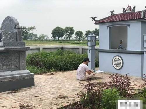 Xôn xao bức ảnh nam sinh cầm sách vở ra mộ cụ ôn bài trước ngày thi Đại học-1