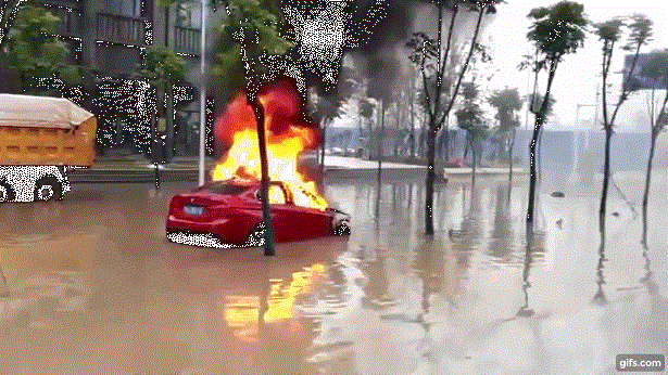 Xe sang BMW cháy ngùn ngụt dưới đường ngập nước-1