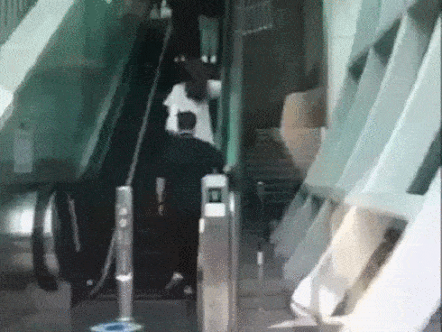 Sốc trước cảnh camera an ninh ghi lại hình ảnh yêu râu xanh ngang nhiên quấy rối các cô gái ngay trong cửa hàng tiện lợi-5