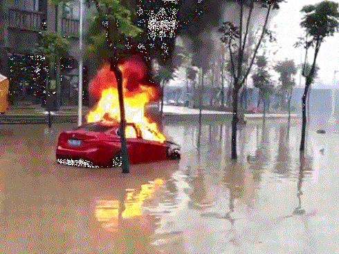 Xe sang BMW cháy ngùn ngụt dưới đường ngập nước