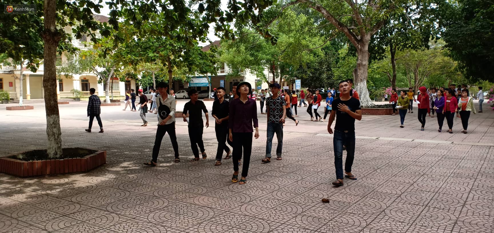 Gần 900.000 thí sinh làm thủ tục dự thi THPT quốc gia 2019: Dàn nữ sinh lớp 12 chiếm spotlight vì quá xinh xắn-33