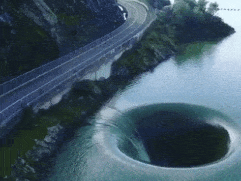 Xoáy nước sâu tự nhiên sau bão khiến người dân thích thú-1