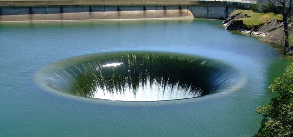 Sự thật về xoáy nước khổng lồ tại một hồ nước ở Mỹ: Không phải là con đường dẫn đến hố đen vũ trụ như nhiều người lầm tưởng-1