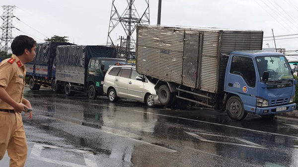 TP. HCM: Tai nạn liên hoàn lúc dừng đèn đỏ, tài xế hoảng loạn kêu cứu-1