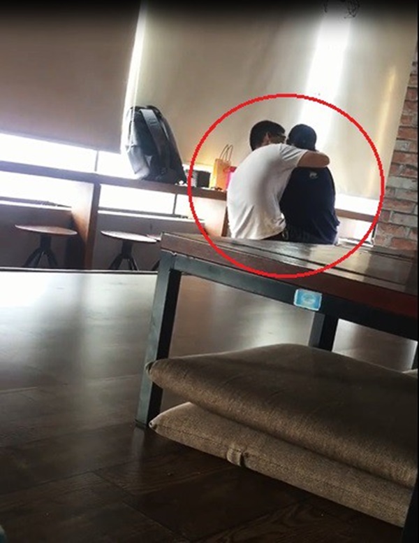 Cặp đôi hôn hít, sờ soạng nhau nhiệt tình ở quán trà sữa giữa trưa khiến MXH tranh cãi gay gắt-2