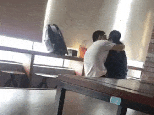 Đôi trẻ thoải mái thể hiện tình cảm ở quán cafe khiến những người xung quanh đỏ mặt-3