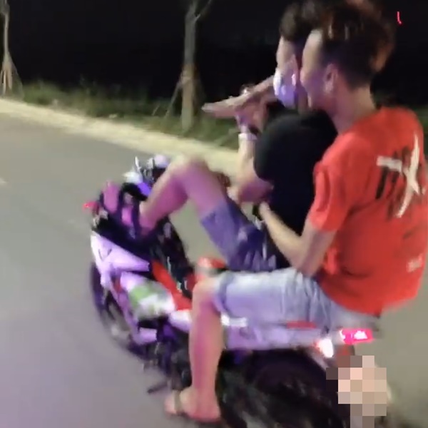 Clip: Thanh niên đi Exciter bằng chân, tay múa quạt như Khá Bảnh bị ném đá dữ dội-1