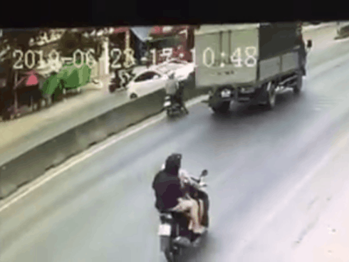 Kinh hãi khoảnh khắc taxi tông xe máy trong đêm-1
