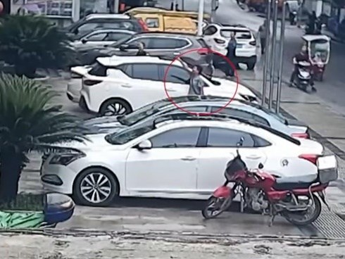 Người đàn ông 'hứng' thành công cậu bé rơi từ tầng 2