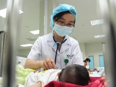Bé 7 tháng tuổi bị loét miệng, bà dùng “thần dược vạn người mê” điều trị khiến cháu nguy kịch