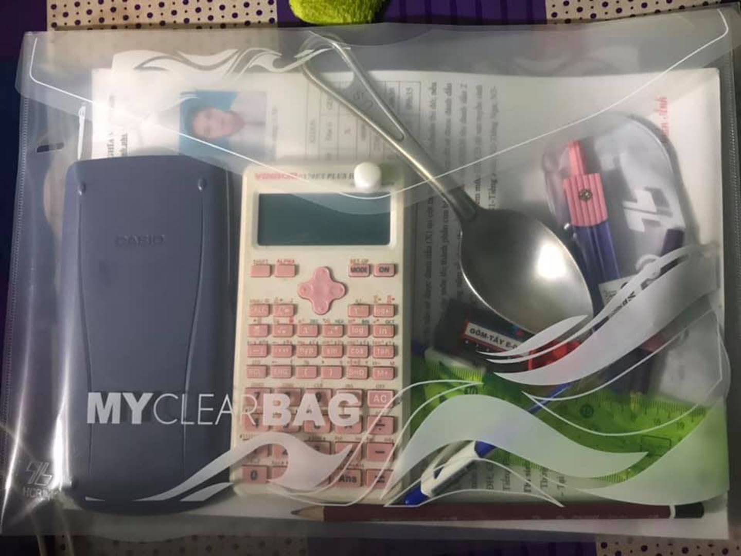 Đi thi gì cũng có thể quên nhưng học sinh lớp 12 nhất định không quên mang... thìa để cầu may!-1