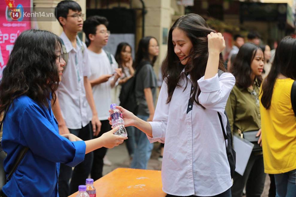 Trực tiếp: Gần 900.000 thí sinh bước vào môn thi Ngữ Văn - Tác phẩm nào sẽ xuất hiện trong đề thi THPT Quốc gia 2019?-42