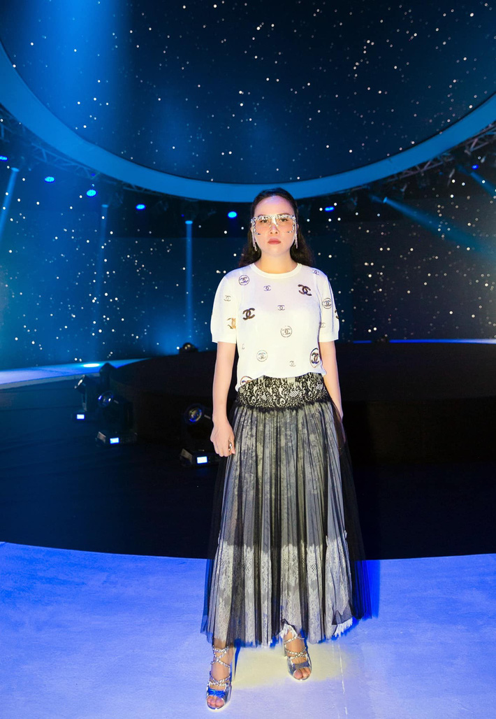 Cả trăm triệu gói trong tủ đồ của Phượng Chanel, nhưng món nào khoác lên cũng thành làm nền” cho người khác-1