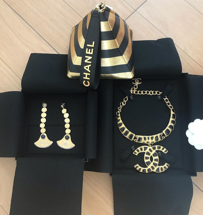 Cả trăm triệu gói trong tủ đồ của Phượng Chanel, nhưng món nào khoác lên cũng thành làm nền” cho người khác-2