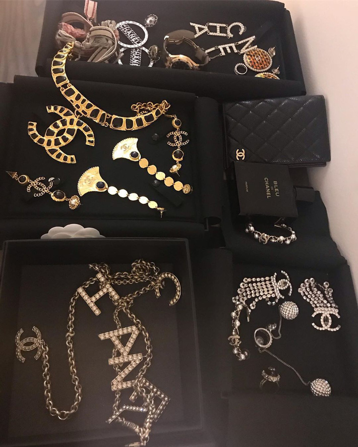 Cả trăm triệu gói trong tủ đồ của Phượng Chanel, nhưng món nào khoác lên cũng thành làm nền” cho người khác-3