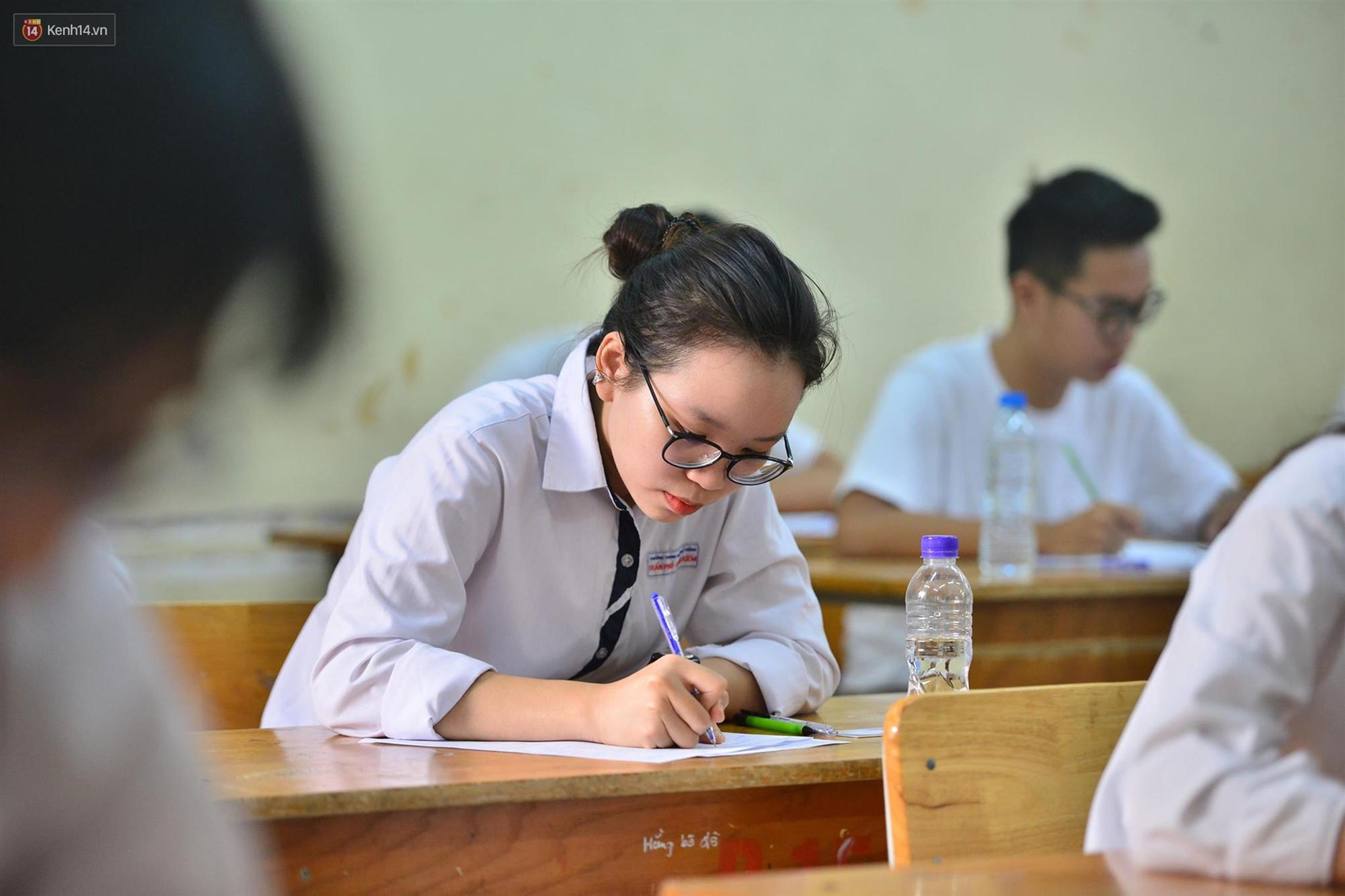 Trực tiếp: Gần 900.000 thí sinh bước vào môn thi Ngữ Văn - Tác phẩm nào sẽ xuất hiện trong đề thi THPT Quốc gia 2019?-4