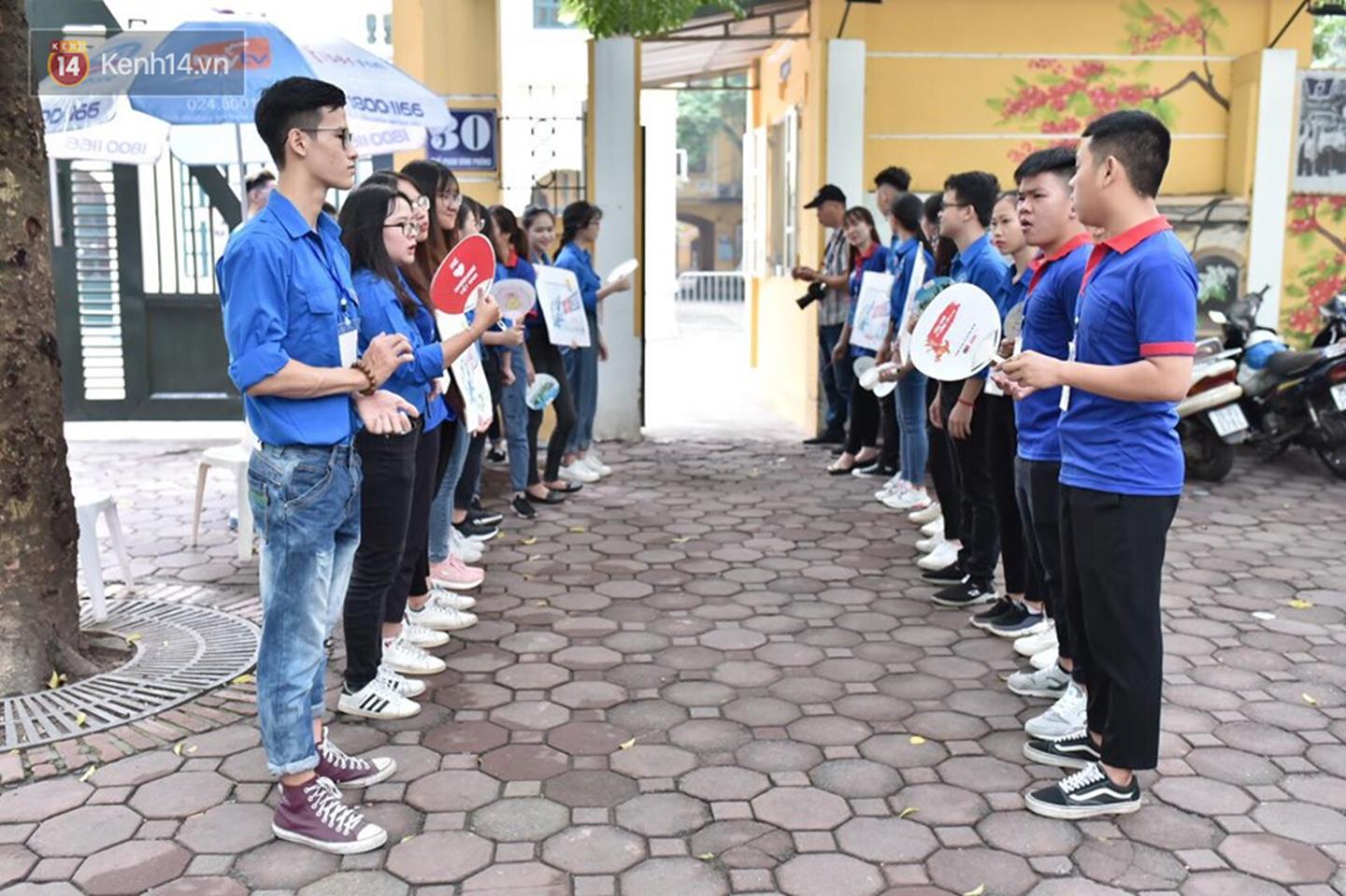 Trực tiếp: Gần 900.000 thí sinh bước vào môn thi Ngữ Văn - Tác phẩm nào sẽ xuất hiện trong đề thi THPT Quốc gia 2019?-16