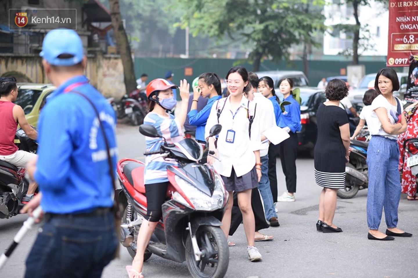 Trực tiếp: Gần 900.000 thí sinh bước vào môn thi Ngữ Văn - Tác phẩm nào sẽ xuất hiện trong đề thi THPT Quốc gia 2019?-17