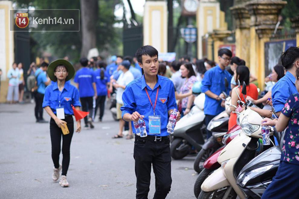 Trực tiếp: Gần 900.000 thí sinh bước vào môn thi Ngữ Văn - Tác phẩm nào sẽ xuất hiện trong đề thi THPT Quốc gia 2019?-18