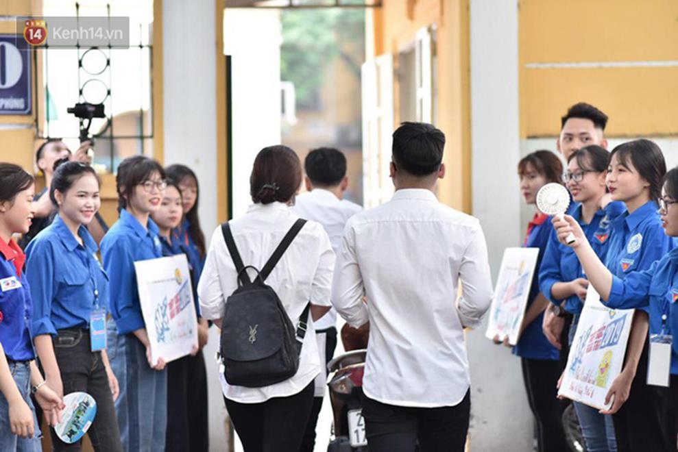 Trực tiếp: Gần 900.000 thí sinh bước vào môn thi Ngữ Văn - Tác phẩm nào sẽ xuất hiện trong đề thi THPT Quốc gia 2019?-32