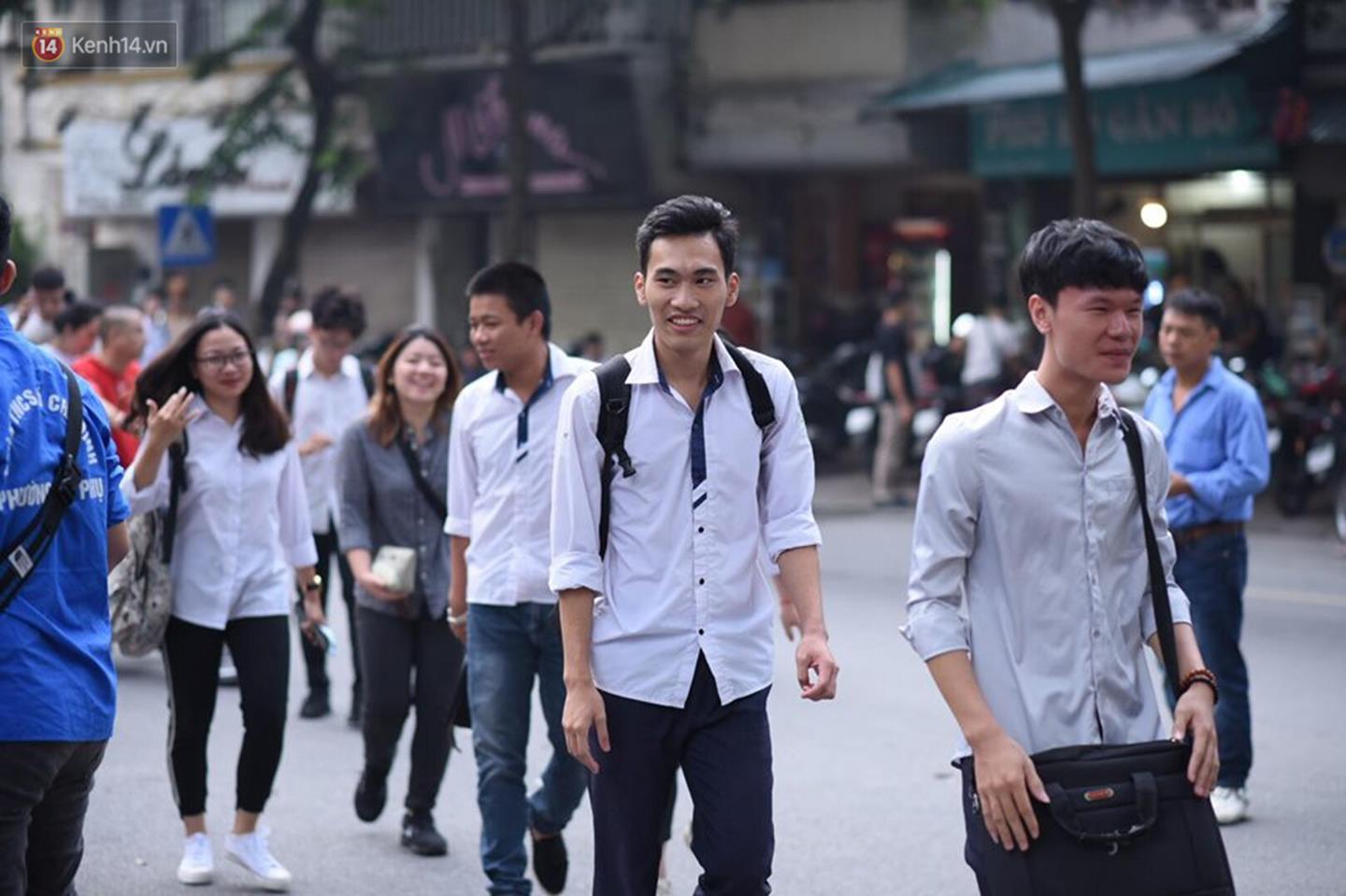 Trực tiếp: Gần 900.000 thí sinh bước vào môn thi Ngữ Văn - Tác phẩm nào sẽ xuất hiện trong đề thi THPT Quốc gia 2019?-35