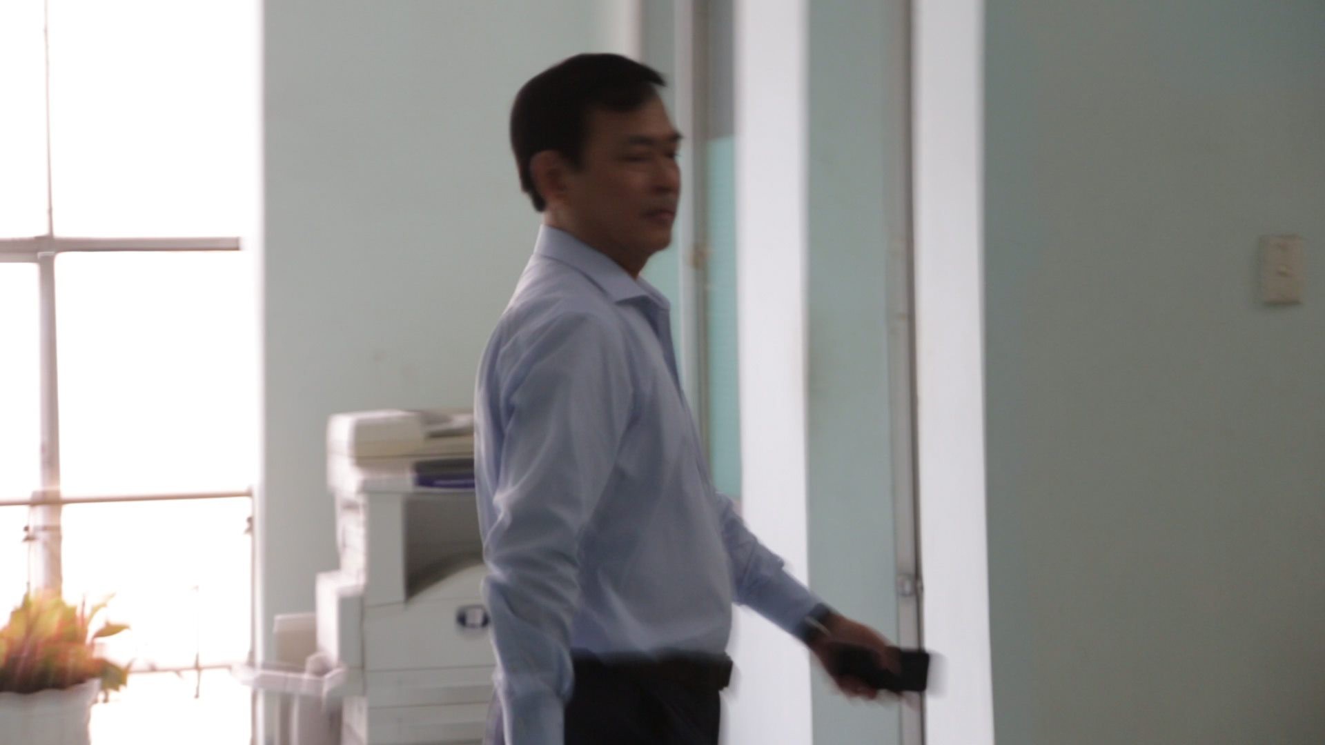 Nguyễn Hữu Linh chính thức bị xét xử tội dâm ô, công an phong tỏa nghiêm ngặt trước tòa án-2