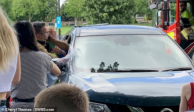 Nghe tiếng đứa trẻ khóc ré lên trong xe ô tô, người đàn ông vội vàng báo cảnh sát, chỉ ít phút nữa thôi là bà mẹ ân hận cả đời-1