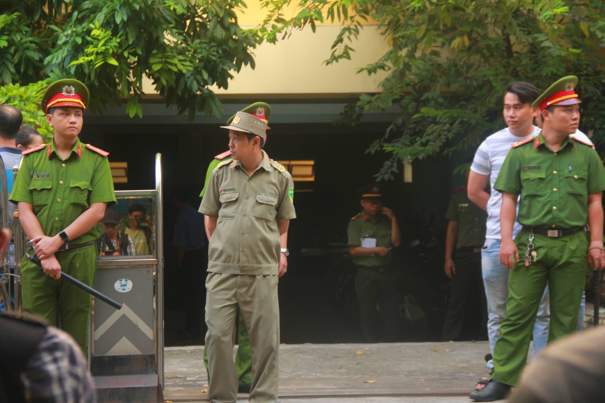 Nguyễn Hữu Linh chính thức bị xét xử tội dâm ô, công an phong tỏa nghiêm ngặt trước tòa án-8