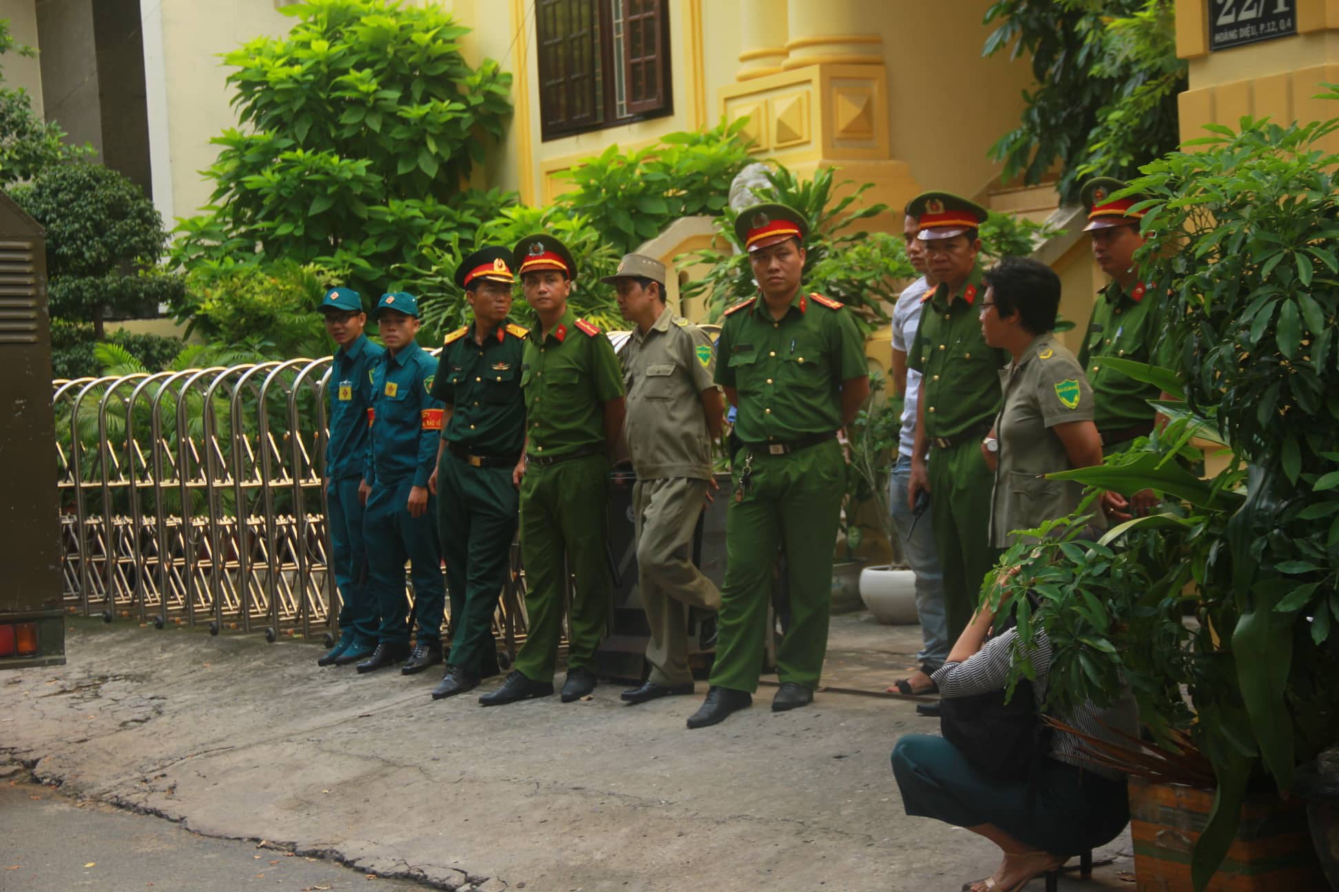 Nguyễn Hữu Linh chính thức bị xét xử tội dâm ô, công an phong tỏa nghiêm ngặt trước tòa án-9