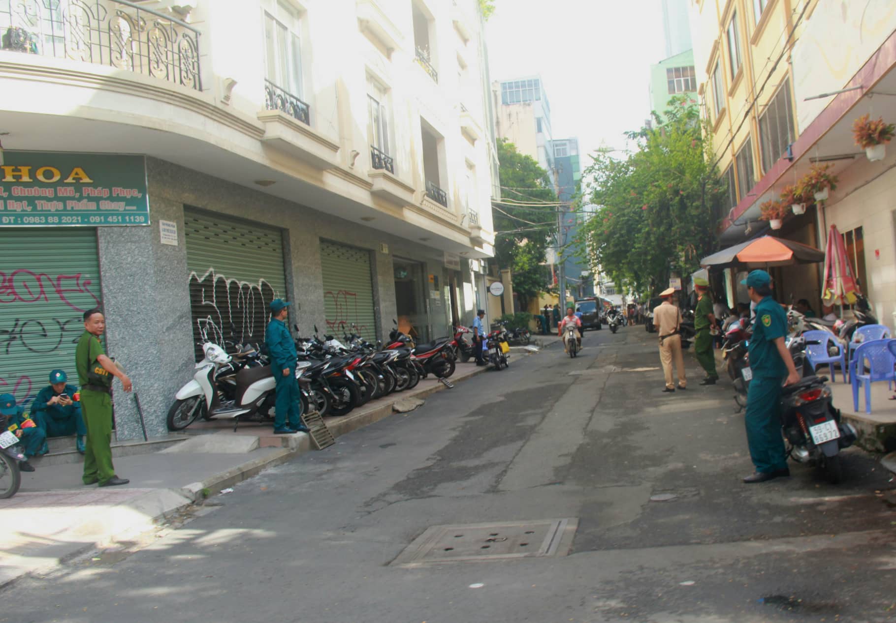 Nguyễn Hữu Linh chính thức bị xét xử tội dâm ô, công an phong tỏa nghiêm ngặt trước tòa án-10