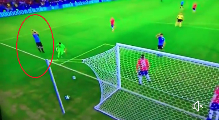 Bệnh nghề nghiệp khó tin của Suarez: Sút bóng trúng tay thủ môn, vẫn kêu gào đòi penalty-2