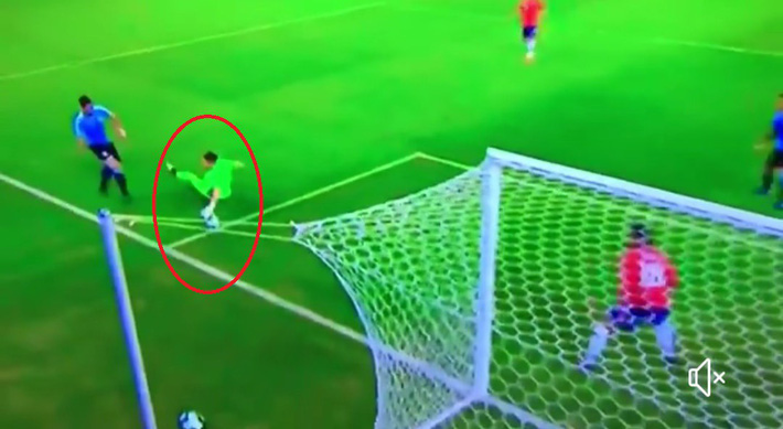 Bệnh nghề nghiệp khó tin của Suarez: Sút bóng trúng tay thủ môn, vẫn kêu gào đòi penalty-1