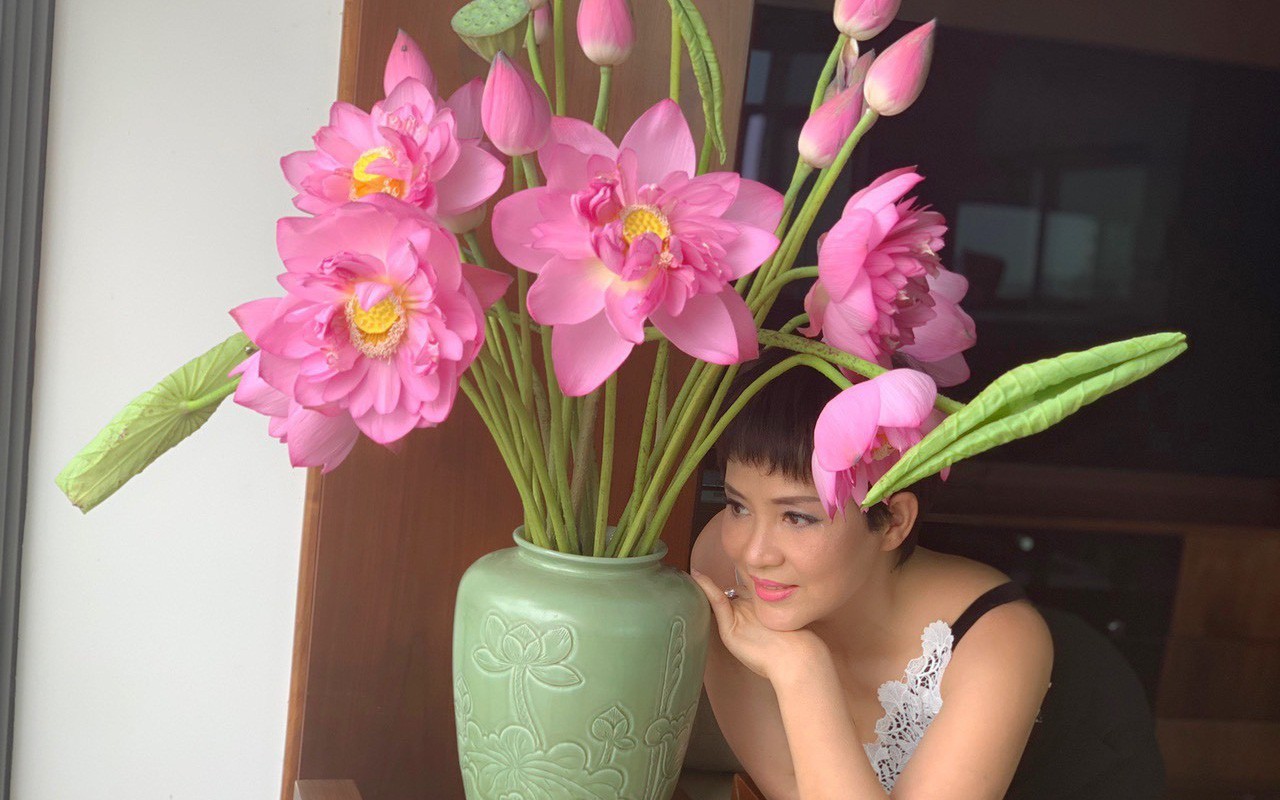 Níu giữ hương mùa hạ với những bình hoa sen đẹp dịu dàng trong tổ ấm của 3 người phụ nữ đảm ở Hà Nội-2