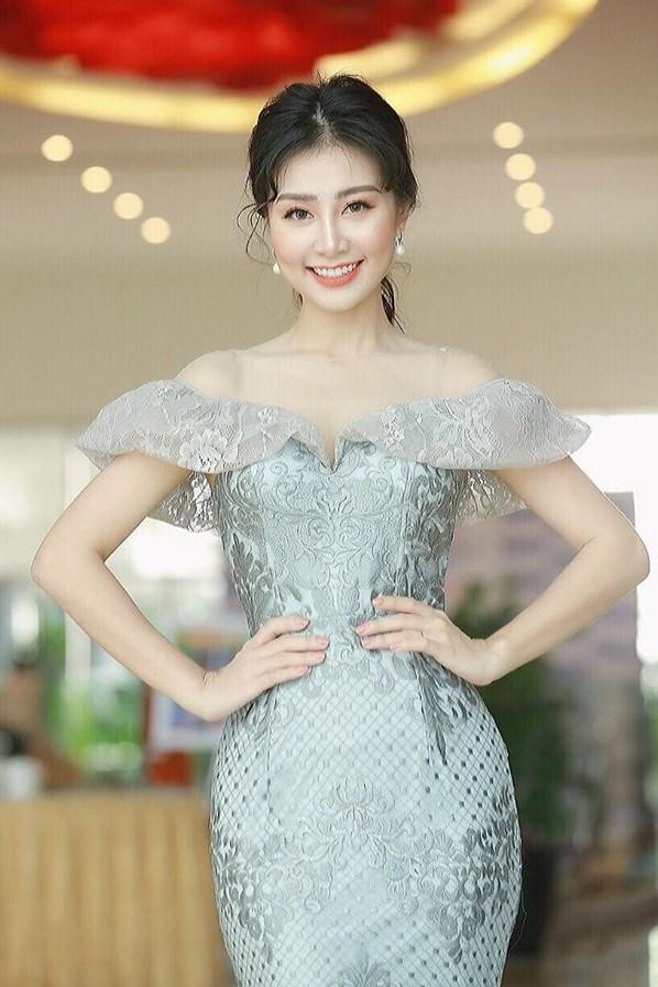 Nữ giám thị duyên dáng gây chú ý tại điểm thi ở Nghệ An-6