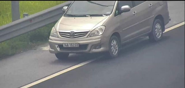 Nữ tài xế lùi xe trên cao tốc Hà Nội - Hải Phòng bị tước bằng lái xe 2 tháng, xử phạt 1 triệu đồng-1