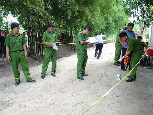 Mẹ chết, vợ chồng người con bị đâm nhiều nhát