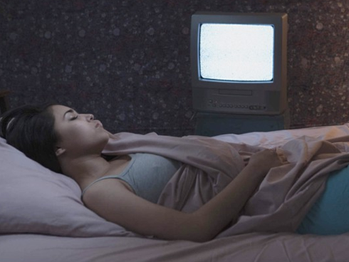 Ngủ mà vẫn để tivi bật sẽ dẫn tới hậu quả mà chị em nào cũng sợ