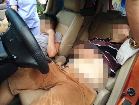 Khoảnh khắc ô tô lao lên vỉa hè tông 2 xe khác rồi bỏ đi-1