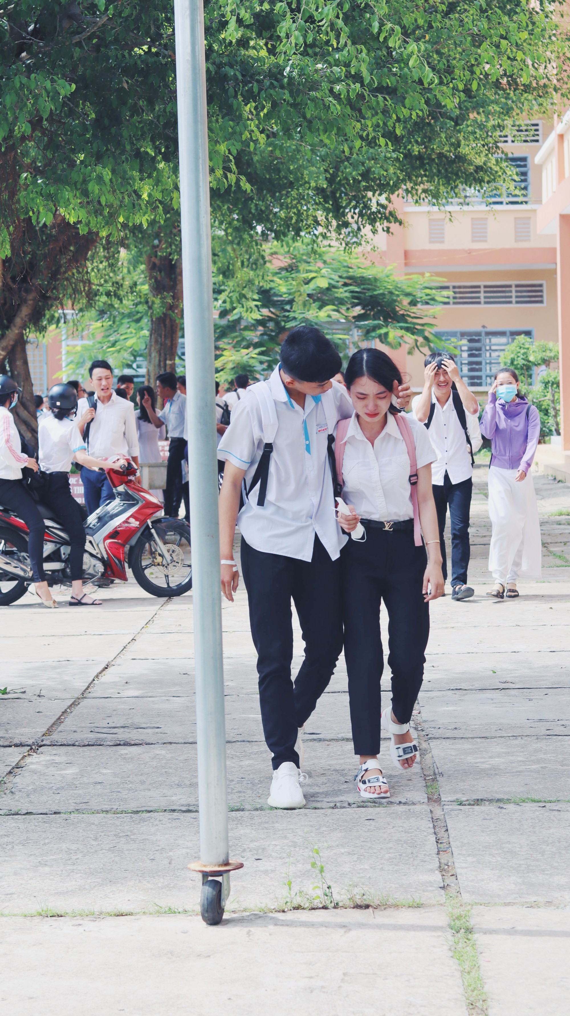 Khoảnh khắc nam sinh ôm vỗ về, động viên nữ sinh bật khóc sau buổi thi Ngữ văn gây bão MXH-1