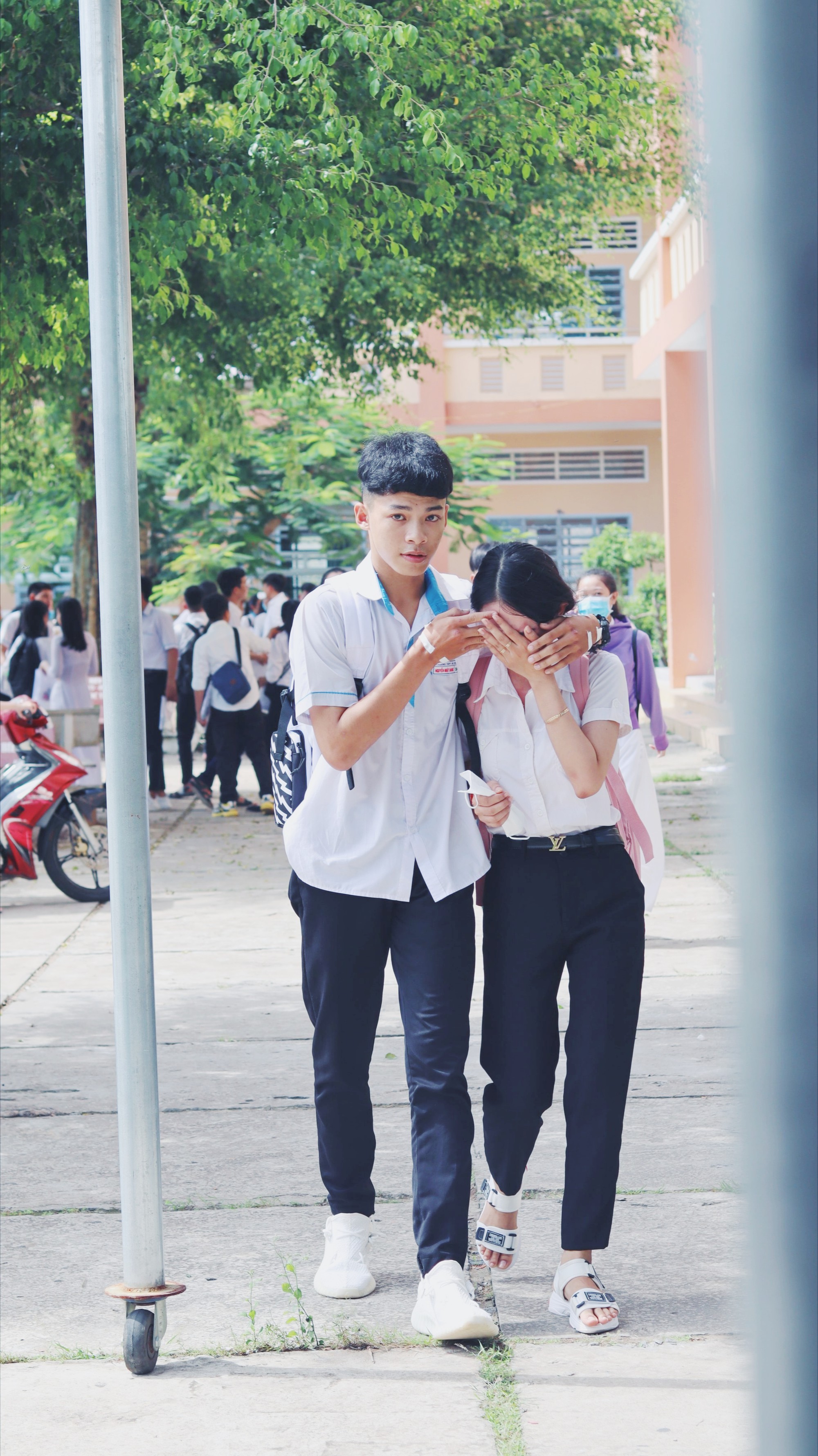 Khoảnh khắc nam sinh ôm vỗ về, động viên nữ sinh bật khóc sau buổi thi Ngữ văn gây bão MXH-2