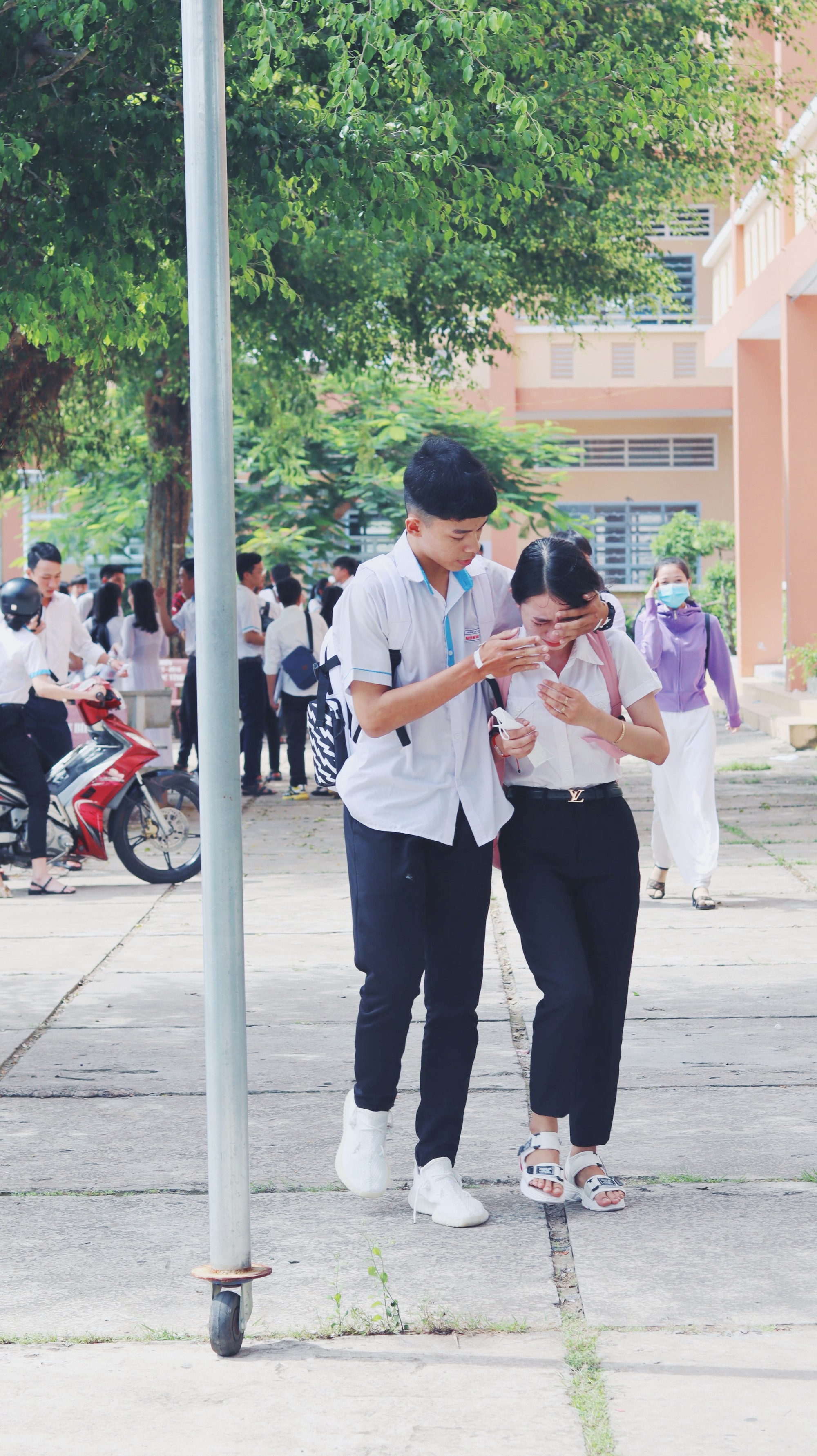 Khoảnh khắc nam sinh ôm vỗ về, động viên nữ sinh bật khóc sau buổi thi Ngữ văn gây bão MXH-3