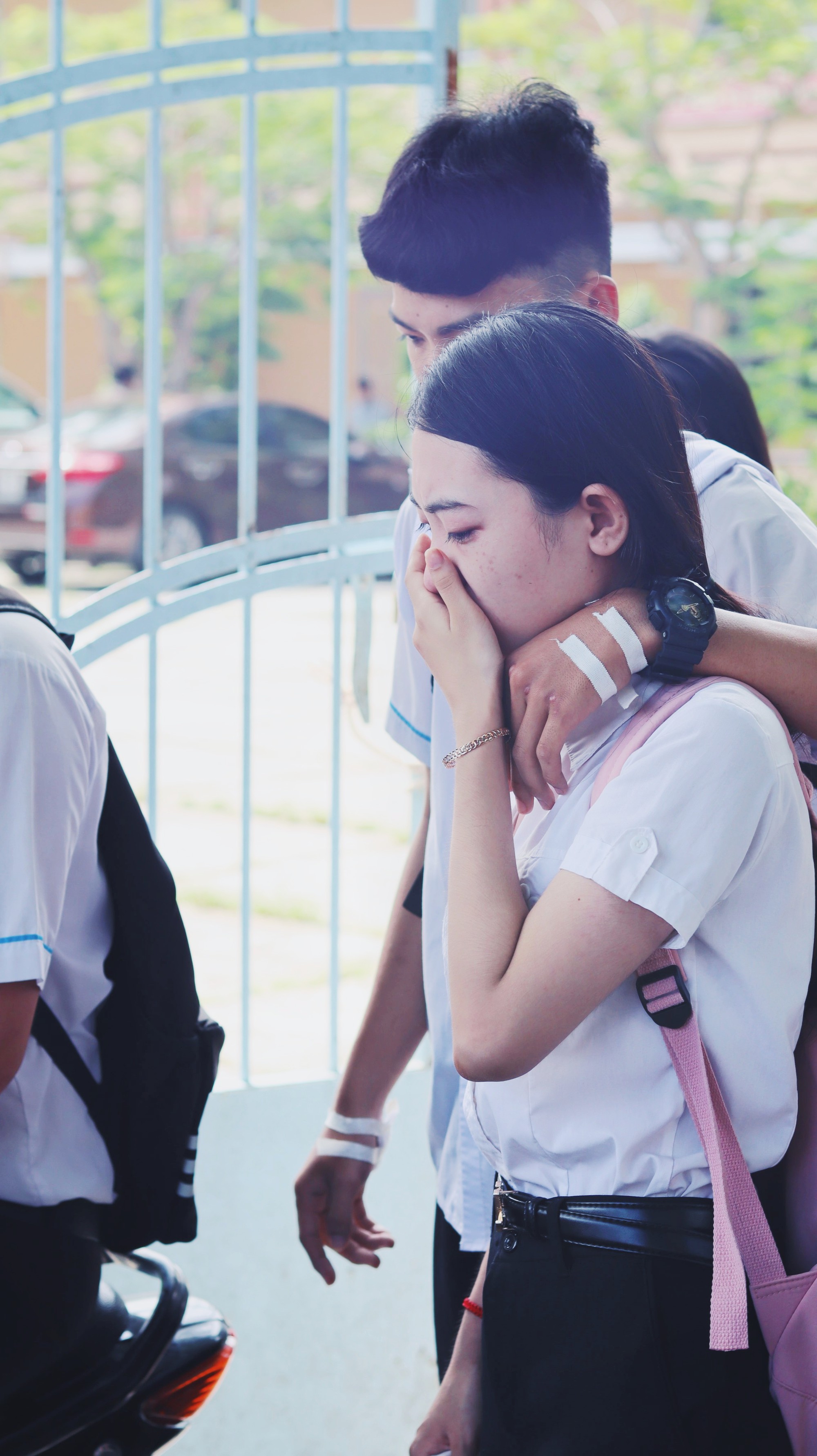 Khoảnh khắc nam sinh ôm vỗ về, động viên nữ sinh bật khóc sau buổi thi Ngữ văn gây bão MXH-4