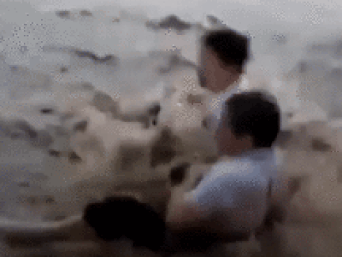 Lũ quét cuốn trôi ôtô xuống sông-1