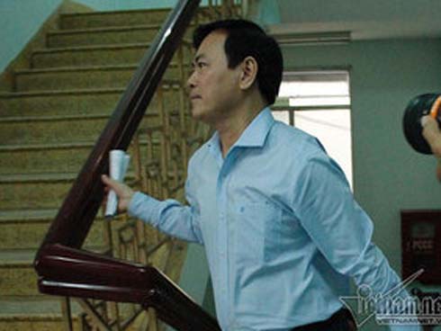 Hàng chục cảnh sát hộ tống Nguyễn Hữu Linh rời tòa-10