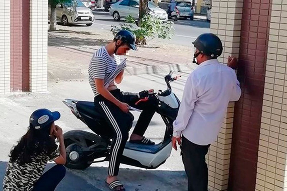 Nam sinh ở Nghệ An khóc nức nở vì ngủ dậy muộn, quá giờ thi-1