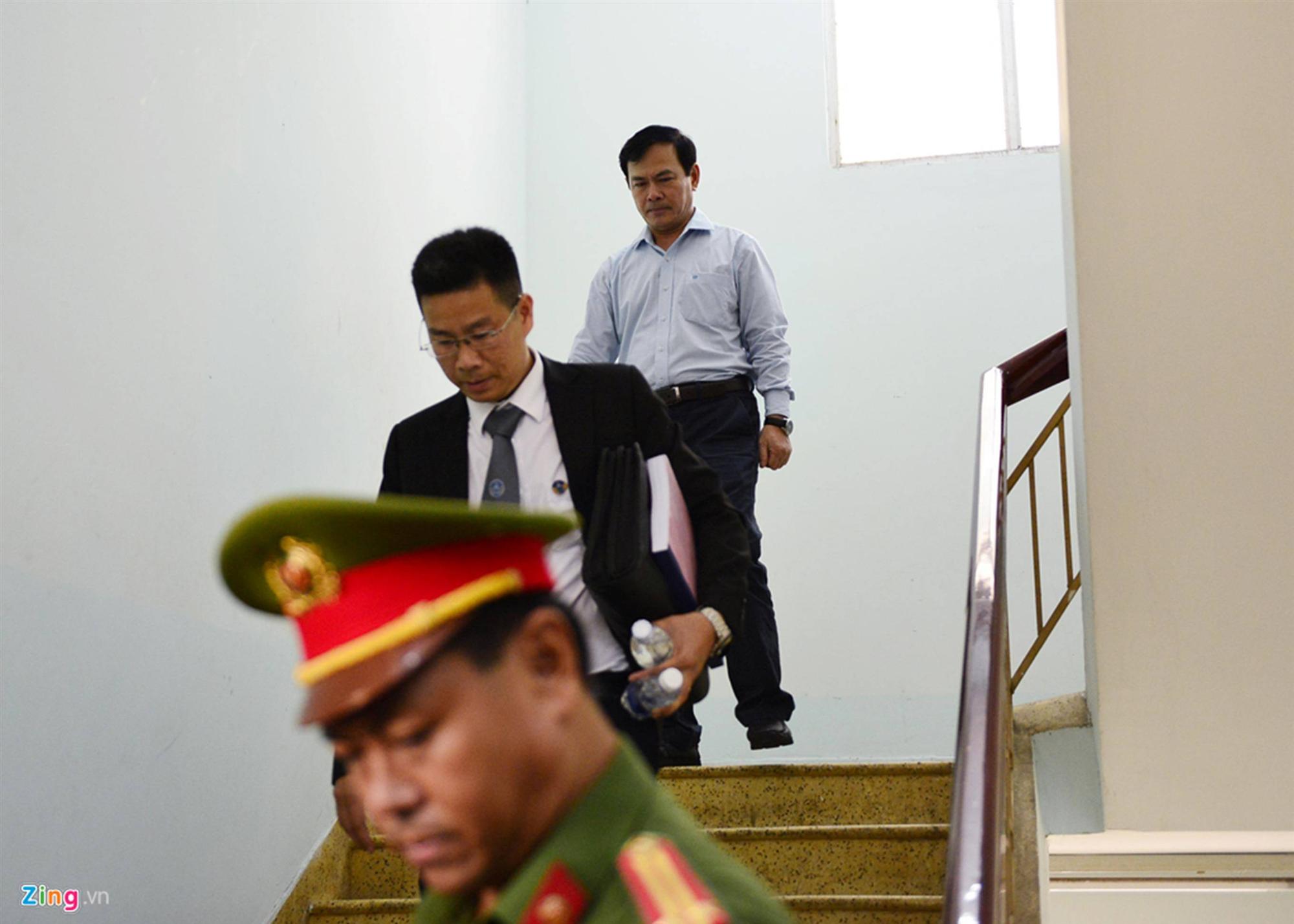 Hàng chục cảnh sát hộ tống Nguyễn Hữu Linh rời tòa-1