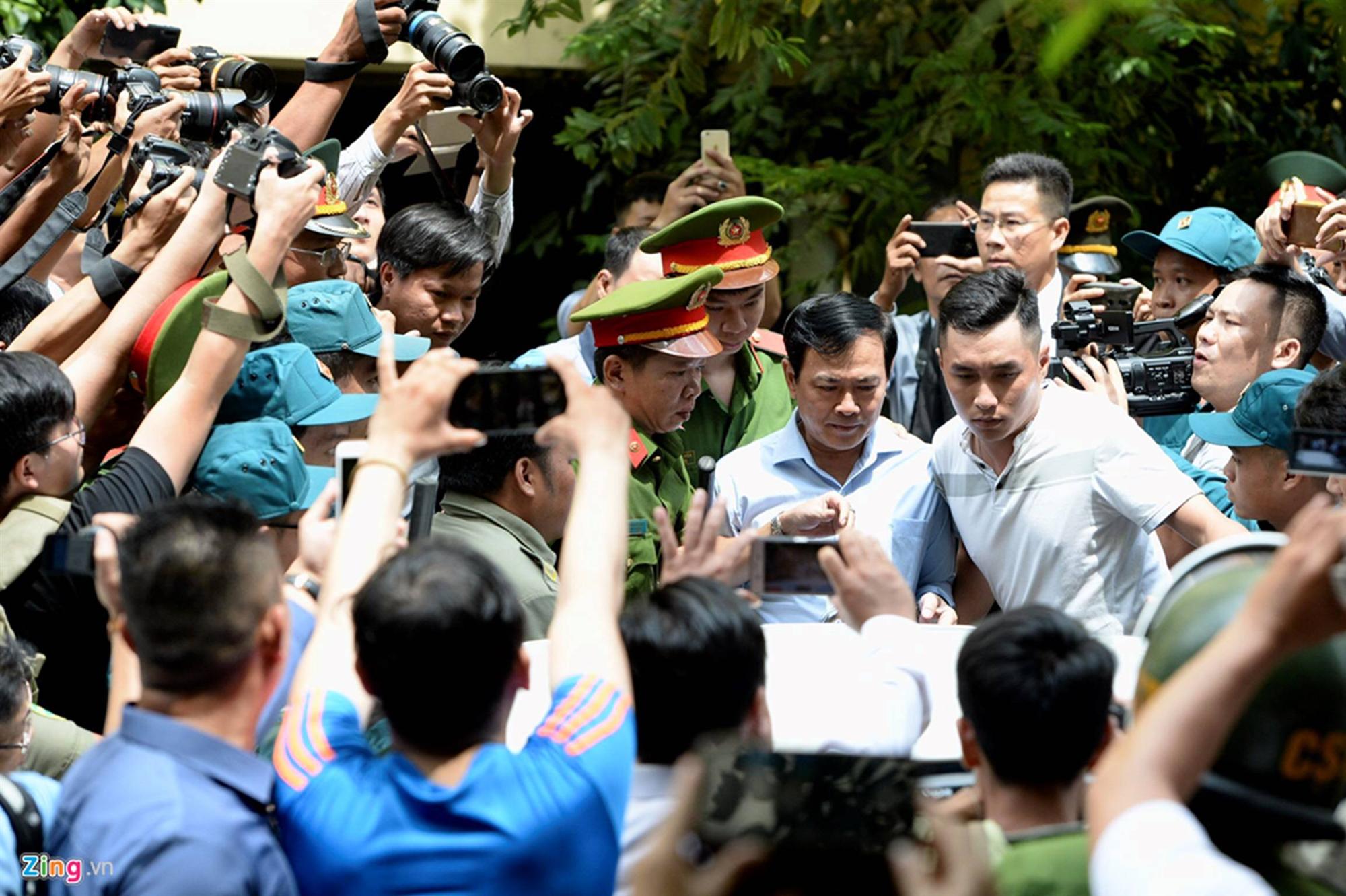 Hàng chục cảnh sát hộ tống Nguyễn Hữu Linh rời tòa-5