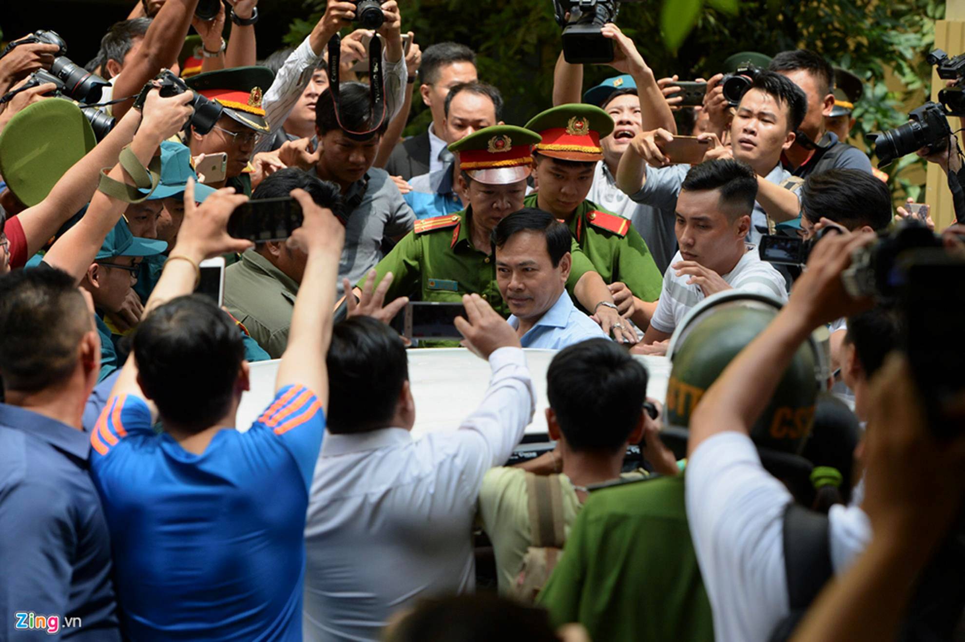 Hàng chục cảnh sát hộ tống Nguyễn Hữu Linh rời tòa-6