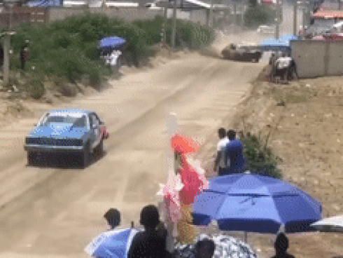 Thót tim cảnh xe tải mất lái đâm bay ô tô con đi ngược chiều-1