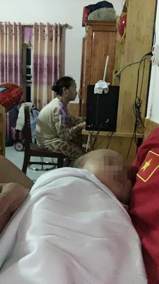 Chồng kêu than vì vợ quá mê chơi game, bức ảnh bế con ngồi máy tính gây bức xúc-1